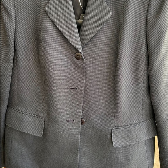 2 piece suit - Picture 3 of 10
